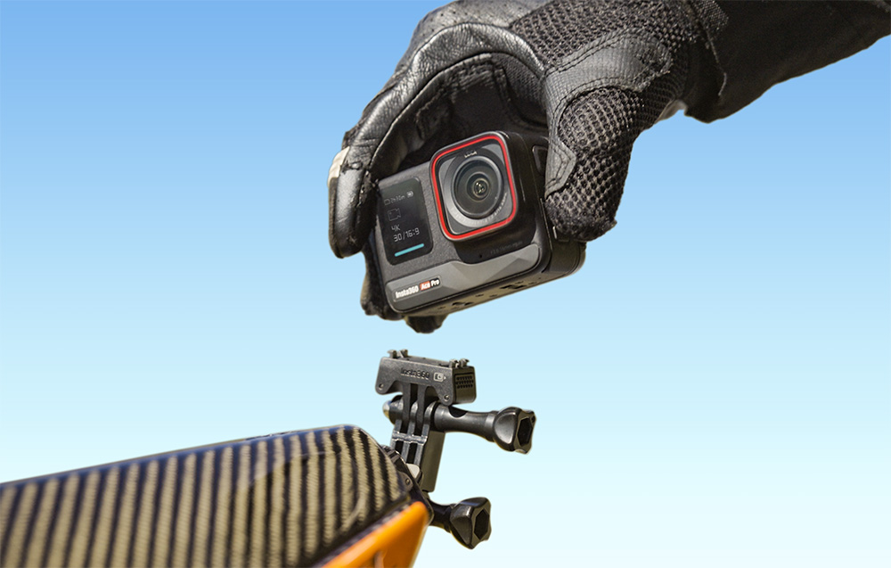 Kamera Ace Pro w dłoni